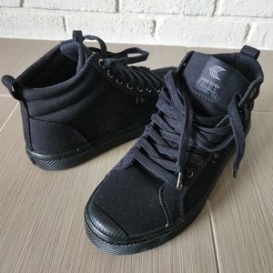 Cariuma Black High-Top Sneakers with Minimalist Design